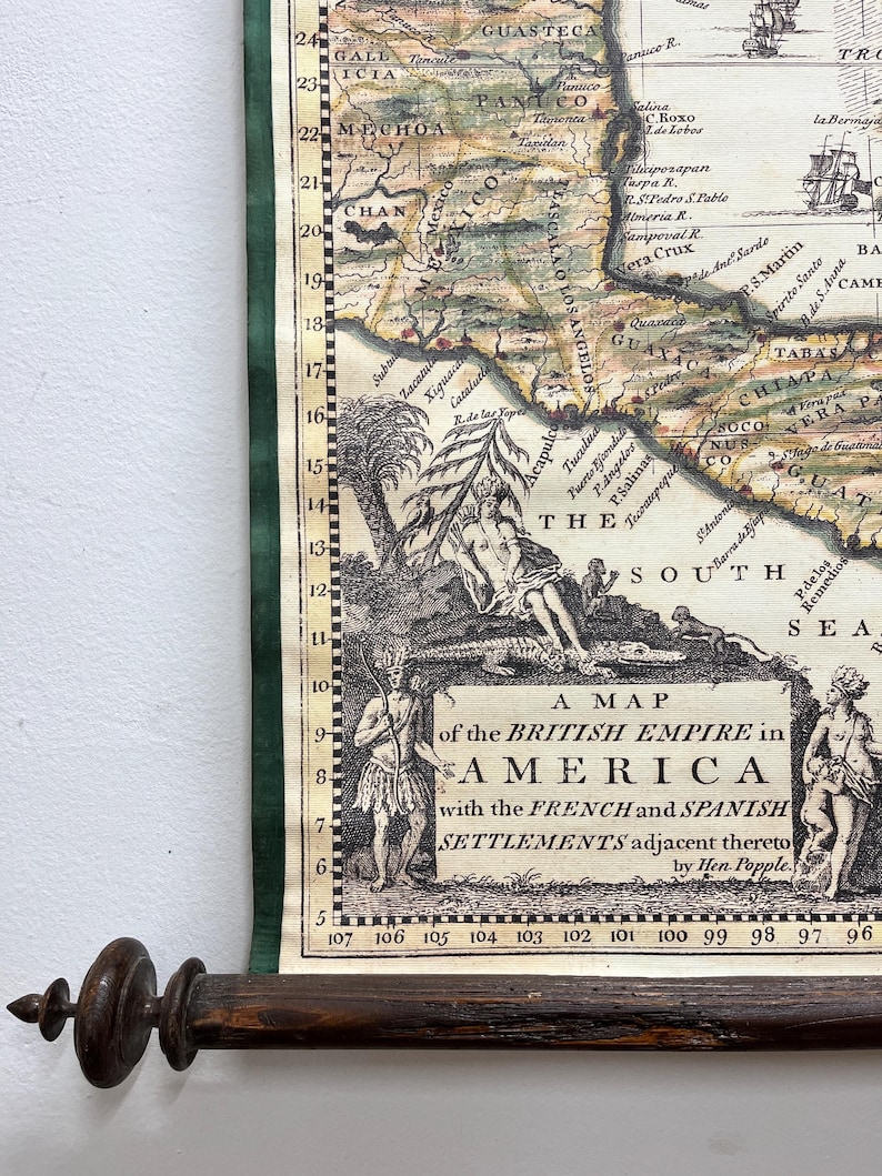 Puede incluir: Un mapa vintage del Imperio Brit&aacute;nico en Am&eacute;rica, con asentamientos franceses y espa&ntilde;oles, impreso en un rollo con un list&oacute;n de madera. El mapa est&aacute; en blanco y negro con detalles dibujados a mano e incluye el texto "A Map of the British Empire in America with the French and Spanish Settlements adjacent thereto by Hen. Popple."