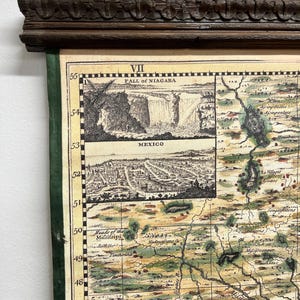 Puede incluir: Un mapa vintage con un borde verde y un marco de madera. El mapa muestra la ubicaci&oacute;n de las "Heads of the Milsifsipi" y las "Cataratas del Ni&aacute;gara". El mapa est&aacute; titulado "VII".