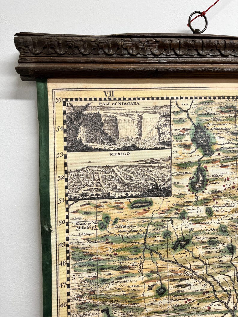 Puede incluir: Un mapa vintage con un borde verde y un marco de madera. El mapa muestra la ubicaci&oacute;n de las "Heads of the Milsifsipi" y las "Cataratas del Ni&aacute;gara". El mapa est&aacute; titulado "VII".