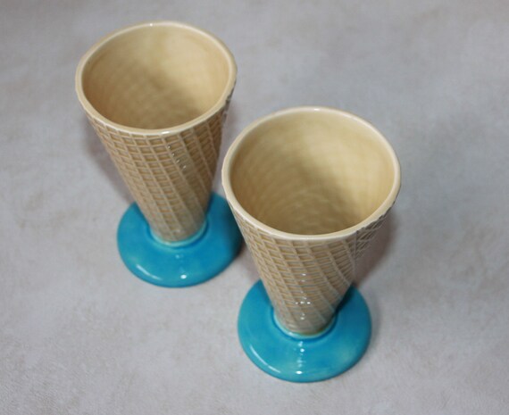 Set of 2 Plastic Waffle Cone Ice Cream Sundae Root Beer Float Bowls Cups 