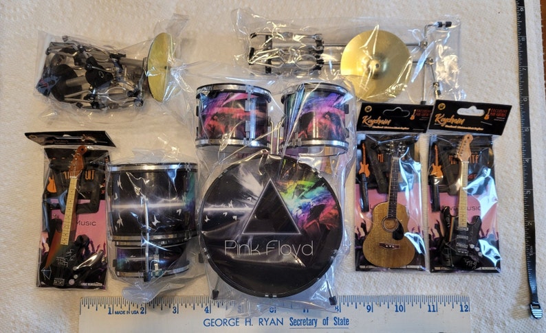 Pink Floyd Miniature Drum and Guitar Instrument Set - Realistic 1:6 Set ...