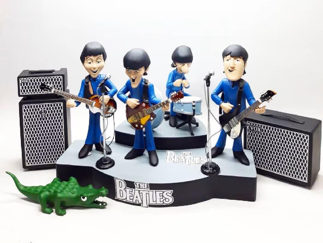 ビートルズ　フィギュア　楽器 Miniature Beatles Figurines & Instruments With Drums, VOX