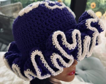 Sombrero de pescador con volantes morado y blanco y adorno de flores
