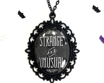 Collier pendentif étrange et inhabituel inspiré de Beetlejuice sur chaîne noire / filigrane / victorien / ovale / gothique / Halloween / effrayant