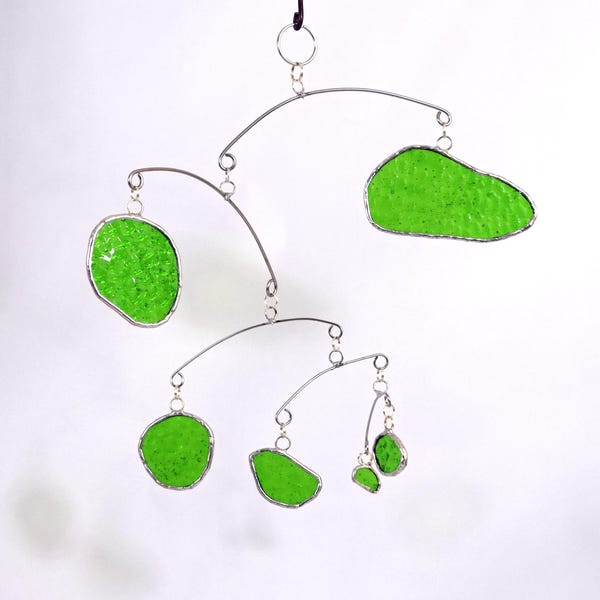 Móvil de vidrio de colores / Escultura de arte cinético / Título: "Piscinas verdes"