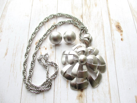 Vintage Crown Trifari Satin Silver Tone Flower Pendant Necklace and Earring Set, 1970s Brushed Silver Ribbon Floral Statement Jewelry Set