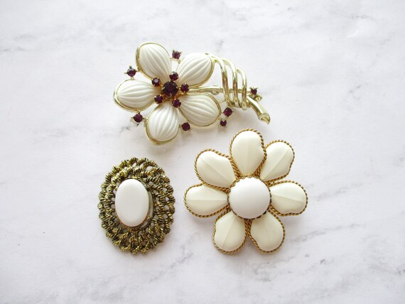 LOT Vintage Brooches White Lucite Flower Brooch U… - image 2