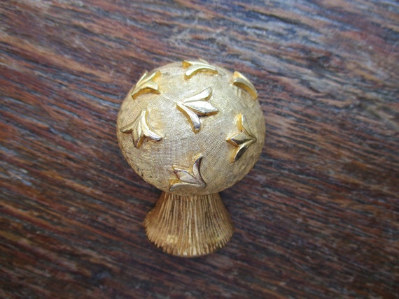 Vintage Large Gold Mushroom Brooch Signed Roger V… - image 9