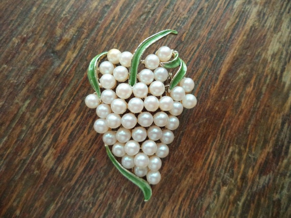 Vintage Pearl Enamel Leaf Brooch Unsigned CORO or… - image 2