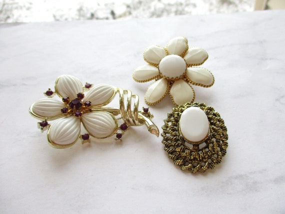 LOT Vintage Brooches White Lucite Flower Brooch U… - image 5