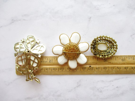 LOT Vintage Brooches White Lucite Flower Brooch U… - image 4