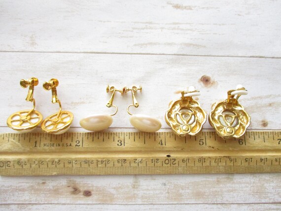 Vintage Faux Pearl Clip On Earrings Gold Tone Uns… - image 5