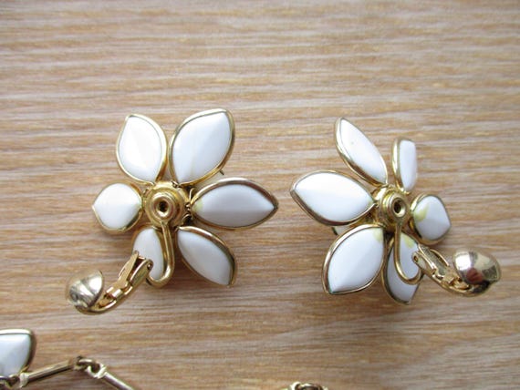 Vintage CORO White Flower Demi Parure Mid Century… - image 12