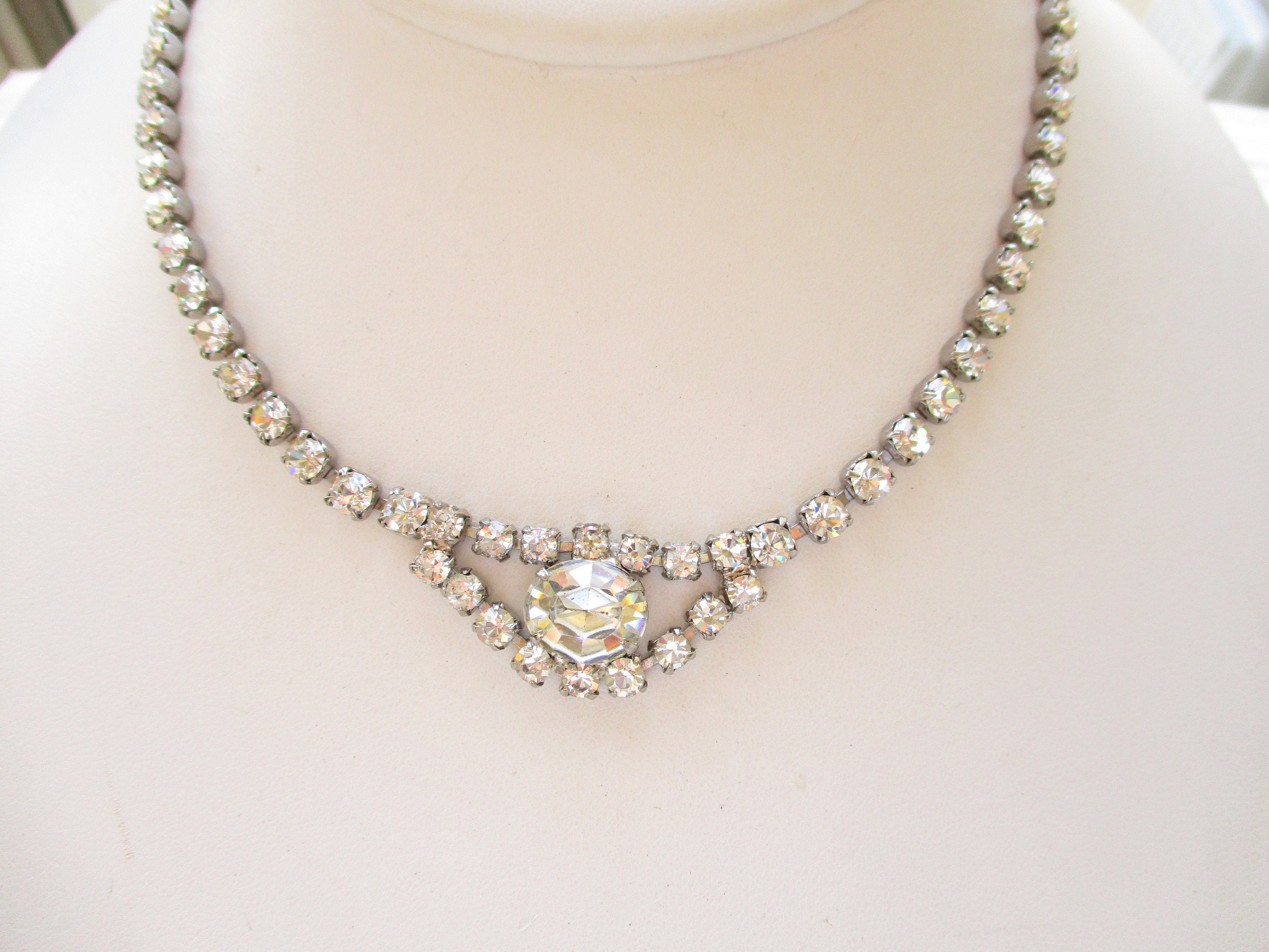 Vinatge Silver Tone Necklace With Rhinestone crystals