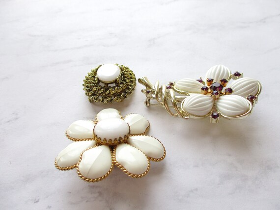 LOT Vintage Brooches White Lucite Flower Brooch U… - image 7