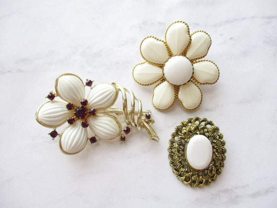 LOT Vintage Brooches White Lucite Flower Brooch U… - image 9