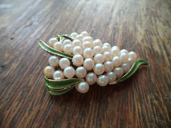 Vintage Pearl Enamel Leaf Brooch Unsigned CORO or… - image 3