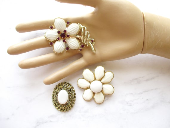 LOT Vintage Brooches White Lucite Flower Brooch U… - image 1