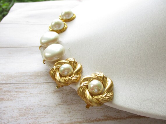 Vintage Faux Pearl Clip On Earrings Gold Tone Uns… - image 4