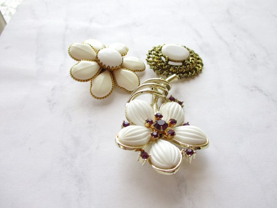 LOT Vintage Brooches White Lucite Flower Brooch U… - image 6