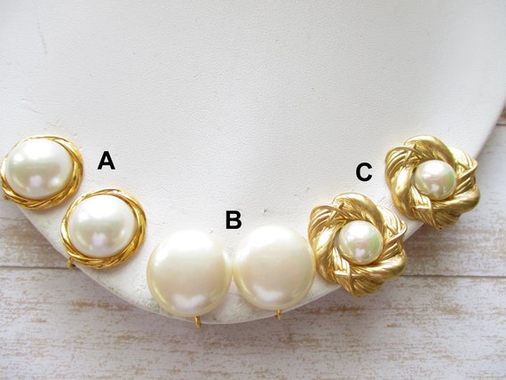 Vintage Faux Pearl Clip On Earrings Gold Tone Uns… - image 1