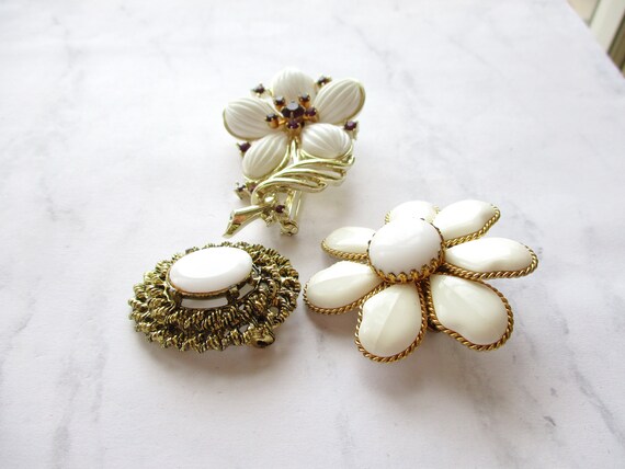 LOT Vintage Brooches White Lucite Flower Brooch U… - image 8
