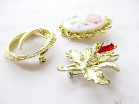 LOT Vintage Brooches Red Painted Milk Glass Cameo… - image 7