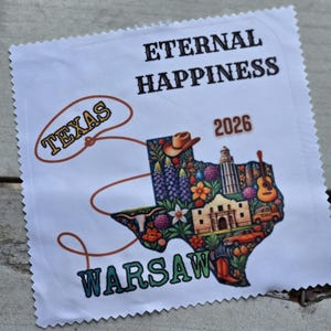Könnte beinhalten: Quadratischer weißer Stoff mit den Worten "ETERNAL HAPPINESS" und "2026". Eine Texas-förmige Grafik ist mit Blumen, einem Cowboyhut und einer Gitarre gefüllt. Das Wort "TEXAS" befindet sich in einem Kreis, und "WARSAW" steht unten.
