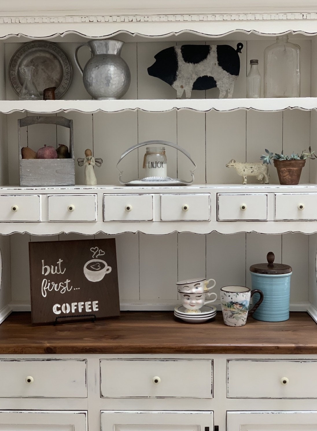 Distressed on sale farmhouse hutch
