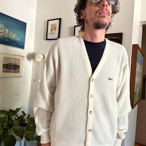 1960&#39;s IzoD LaCoSTe ALLiGaToR V-Neck caRdigaN PrePPy CaMpus CoLLege FraTerNity sWeaTeR MoD WiNteR WHiTe caRdigan KeN sweateR GRaNDPa SWeaTeR