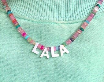 Spersonalizowany naszyjnik z koralików z literami z masy perłowej