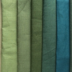 以下が含まれることがあります： 緑と青の様々な色合いの生地見本のコレクション。見本は左から最も明るい緑色、右から最も暗い青色になるように並んでいます。