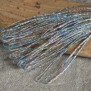 Pode incluir: Um pacote de purpurina azul e prateada iridescente, perfeito para artesanato e decora&ccedil;&atilde;o.
