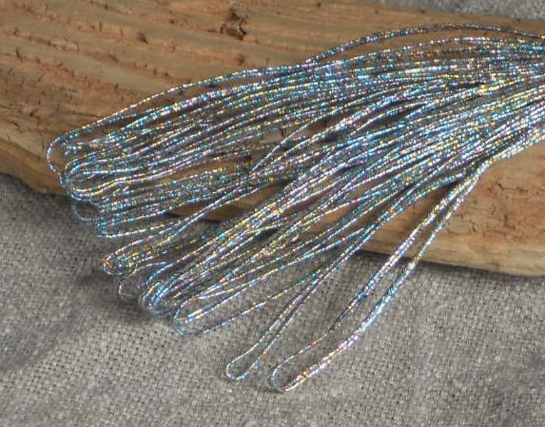 Pode incluir: Um pacote de purpurina azul e prateada iridescente, perfeito para artesanato e decora&ccedil;&atilde;o.