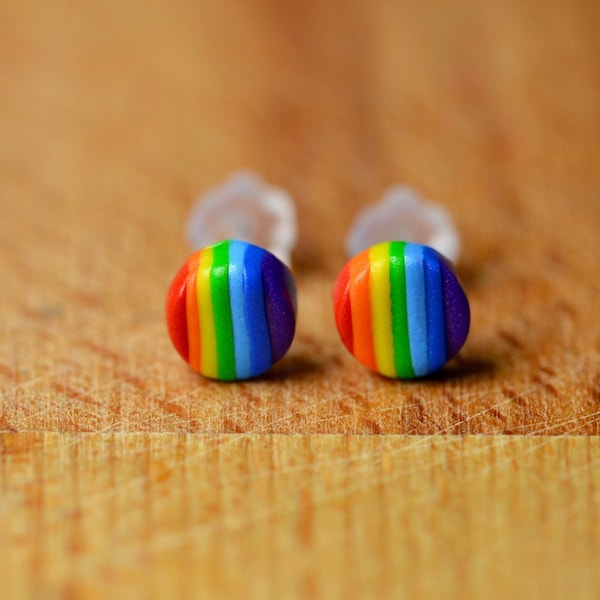 Pendientes diminutos - Pendientes arco iris - Joyería LBGT hipoalerénica - Pendientes del orgullo