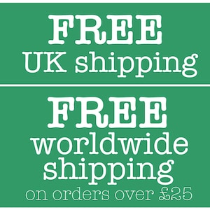 Puede incluir: Fondo verde con texto blanco. El texto dice "ENV&Iacute;O GRATUITO al Reino Unido" y "ENV&Iacute;O GRATUITO a todo el mundo en pedidos superiores a &pound;25". La fuente es audaz y caprichosa.