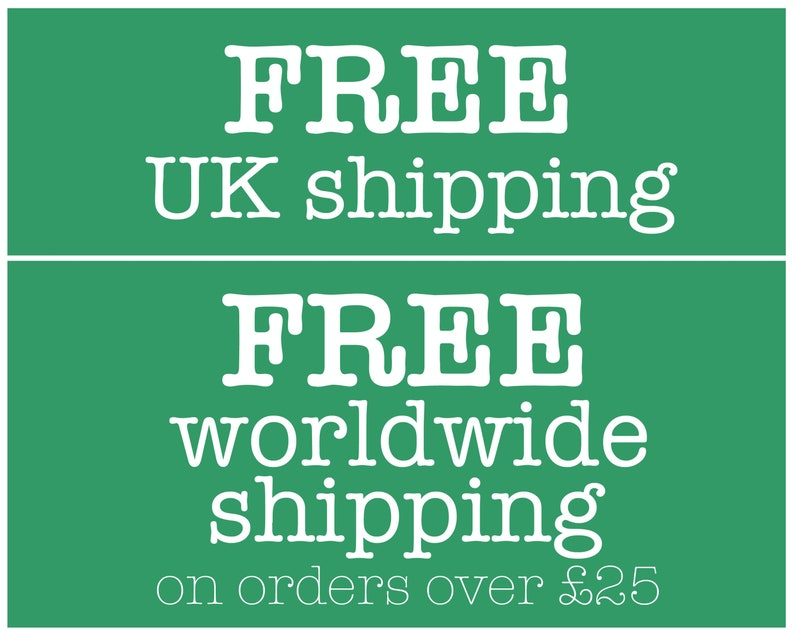 Puede incluir: Fondo verde con texto blanco. El texto dice "ENV&Iacute;O GRATUITO al Reino Unido" y "ENV&Iacute;O GRATUITO a todo el mundo en pedidos superiores a &pound;25". La fuente es audaz y caprichosa.