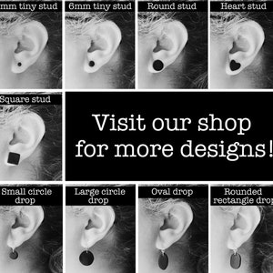 Puede incluir: Imagen en blanco y negro que muestra varios estilos de pendientes, incluyendo peque&ntilde;os studs (3mm y 6mm), studs redondos, studs de coraz&oacute;n, studs cuadrados, gotas de c&iacute;rculo peque&ntilde;as y grandes, gotas ovaladas y gotas rectangulares redondeadas. Texto: &iexcl;Visita nuestra tienda para m&aacute;s dise&ntilde;os!