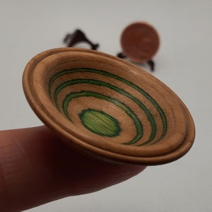 Weite Holzschale mit Streifendesign, handgedrechselt, helle Kirsche, 8 mm hoch, oben 37 mm Durchmesser - Puppenhaus, Miniaturen 1:12, OOAK