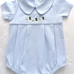 Pelele de burbujas para bebé niño, azul claro con bordado de patos, cuello Peter Pan clásico, Pascua