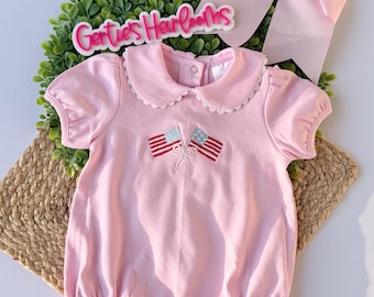 Macacão infantil patriótico com estampa de bandeiras americanas bordadas em rosa e laço | Roupa de família para o 4 de julho | Ideal para o Dia da Independência