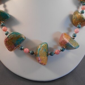 Conjunto de collar y pendientes de láminas de resina rosa y verde vintage y coral.