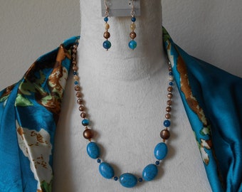 Parure de collier et de boucles d'oreilles en turquoise matricée dorée, nacre brune et perles d'eau douce à facettes et foulard 100 % soie coordonné