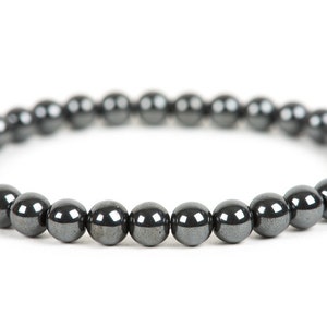 K&ouml;nnte beinhalten: Ein schwarzes H&auml;matit-Armband mit runden Perlen.