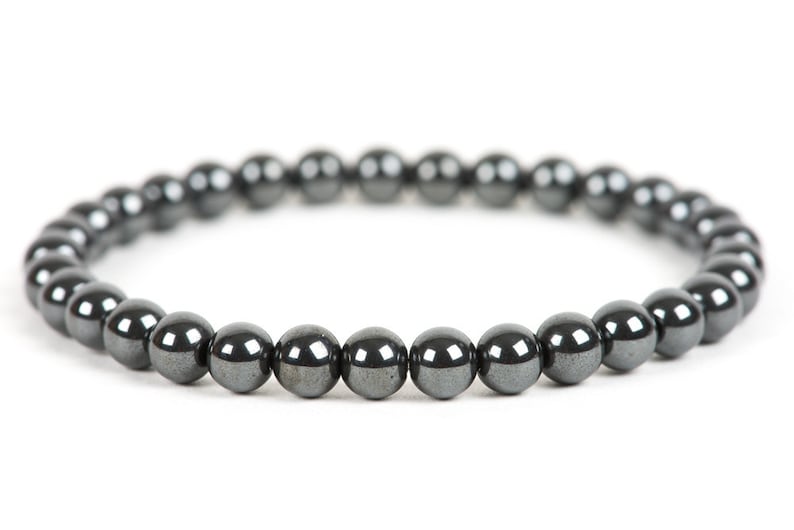 K&ouml;nnte beinhalten: Ein schwarzes H&auml;matit-Armband mit runden Perlen.