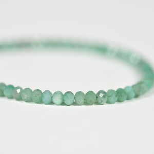 Op de afbeelding: Een delicate armband gemaakt met lichtgroene edelsteen kralen. De kralen zijn gefacetteerd en hebben een subtiele glans.