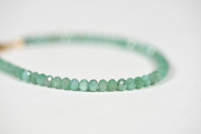 Op de afbeelding: Een delicate armband gemaakt met lichtgroene edelsteen kralen. De kralen zijn gefacetteerd en hebben een subtiele glans.