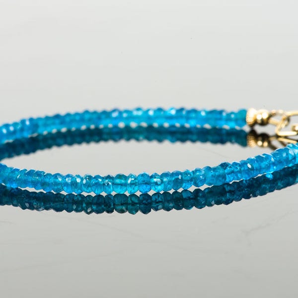Bracelet en apatite, bracelet délicat en pierres précieuses naturelles d'apatite bleue fluo - Bijoux en pierres précieuses faits main