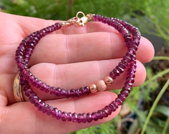 Pulsera de granate, pulsera de rodolita, pulsera delicada de granate genuino, piedra de nacimiento de enero