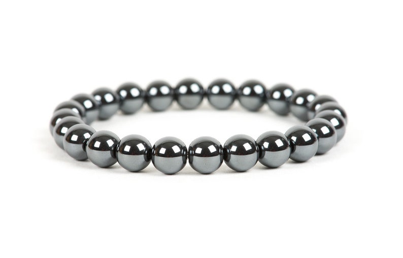 K&ouml;nnte beinhalten: Ein schwarzes H&auml;matit-Perlenarmband mit gl&auml;nzender Oberfl&auml;che.